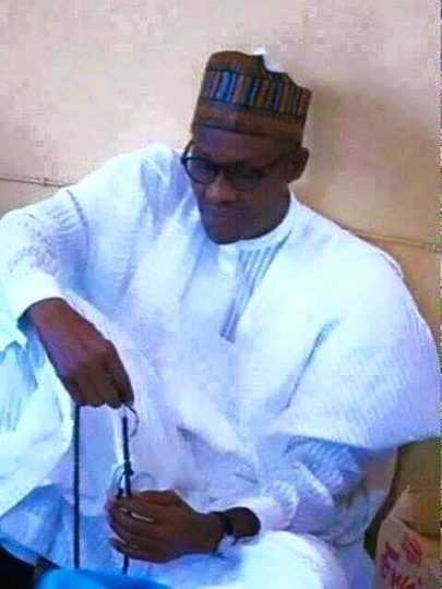 Buhari-sitting-in-prayer.jpg