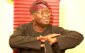 Fashola talks tough, tells GenCos, DisCos to perform or face dire consequences
