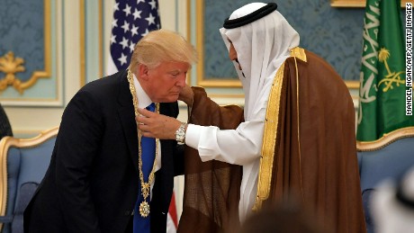 Saudi-decorates-Trump.jpg