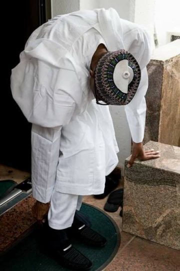 President-Muhammadu-Buhari-putting-off-his-shoe-to-enter....jpg