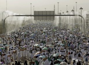 2017 Hajj: Pilgrims converge on Muna ahead of Arafat