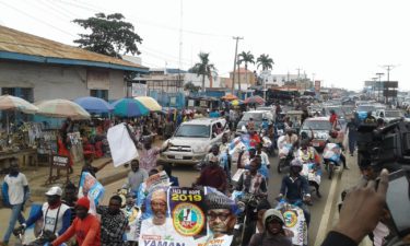 BREAKING: Heavy protest in Ilorin as Kwara people ask Saraki to declare his new party, resign as Senate President