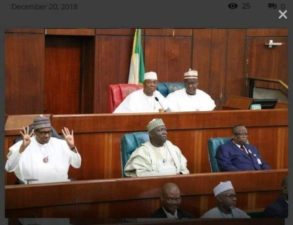 Photo exposes Saraki, as Buhari rubbishes rude lawmakers with his 4+4 gesture