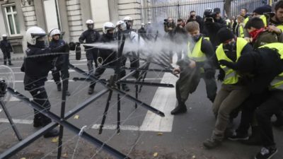 Protesters, police in street fight in Paris