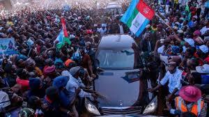 The-mammoth-crowd-welcoming-Buhari.jpg