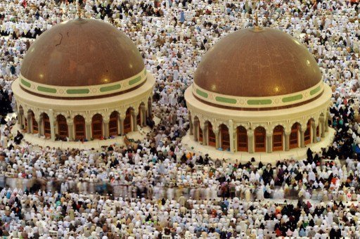 Pilgrims-pray-in-Mecca.jpg