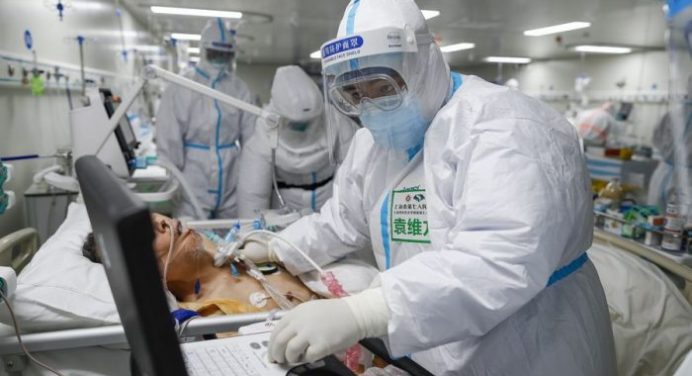 Chinese-doctor-examines-a-Coronavirus-patient-e1586485588217-692x376-1.jpg