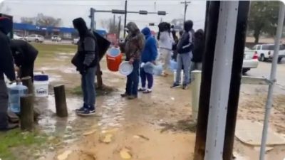 Photostory: Americans queue to fetch water after winter storm causes shortages.