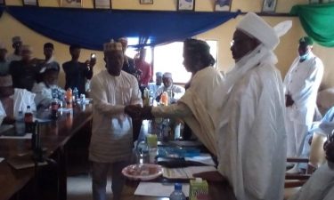 UPDATE: Emir of Wase presents Sultan’s cash gift to noble Keke Marwa operator in Jos Central Mosque