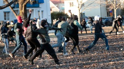 Nine police injured in protests against extremist Qur’an burning plan in Sweden