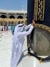 MAKKAH: Kiswa maintenance staff work hard to ensure Kaaba cover looks its best during Ramadan