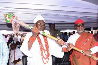 BREAKING: Gov Akeredolu presents new Iralepo of Isikan with Staff of Office, wishes monarch peaceful reign