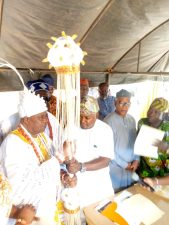 ROYALTY: History made, as Akeredolu puts stop to Isolo cries, presents Staff of Office to Oba Adewole as Osolo