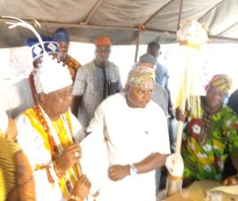 Nigeria’s ex-Communications Minister, Gen. Olanrewaju, congratulates Osolo of Isolo Akure South on coronation
